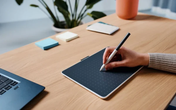 wacom-one-m-pen-tablet-in-use-gallery-5.jpg