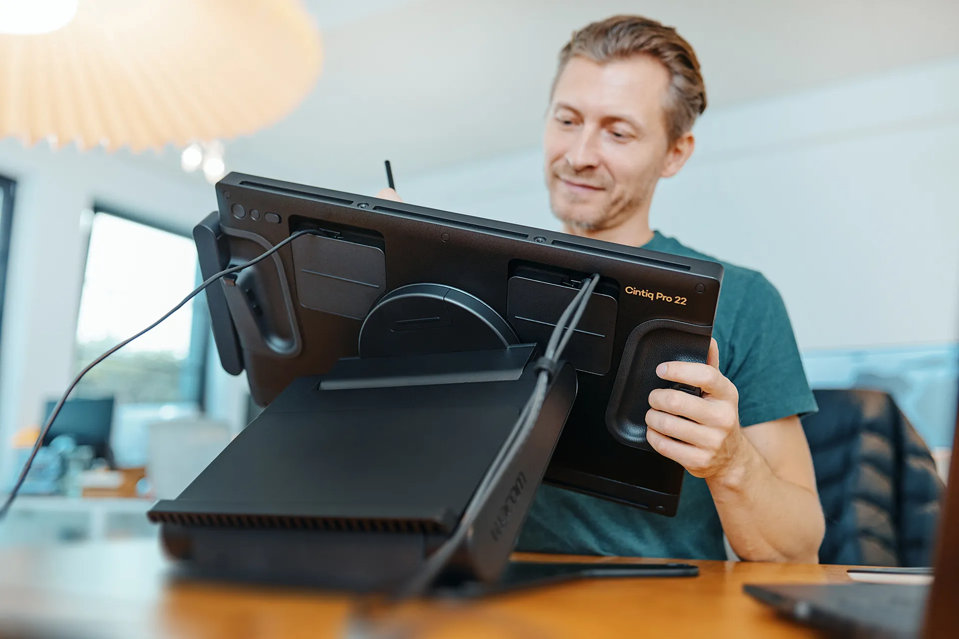 Графічний монітор-планшет Wacom Cintiq Pro 22 (з підставкою) Графічний монітор-планшет Wacom Cintiq Pro 22 (з підставкою)