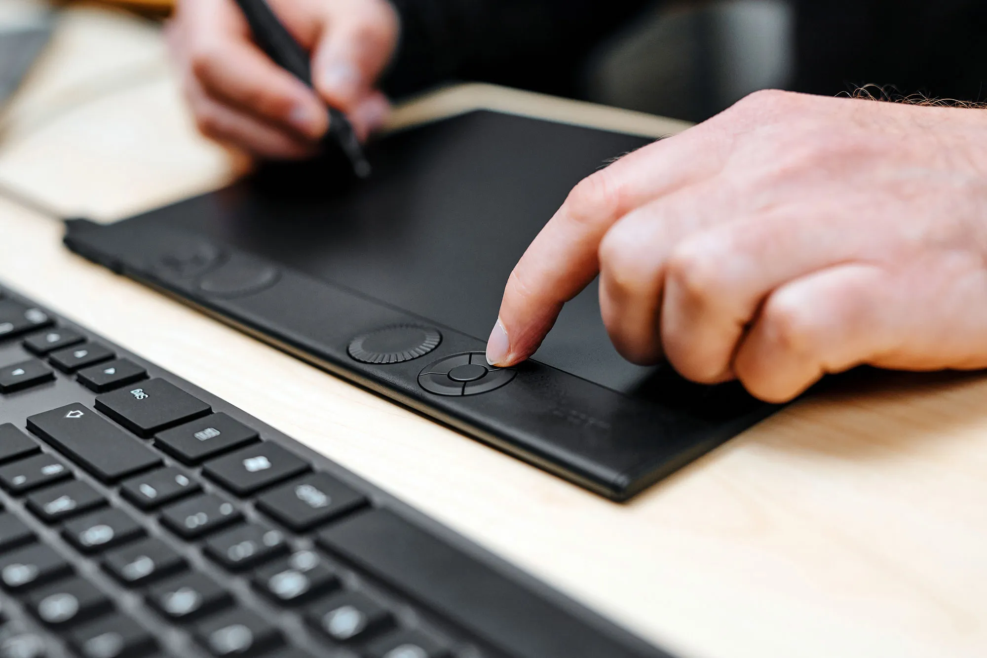 Графічний планшет Wacom Intuos Pro Small (PTK470K0B) - 2025 Графічний планшет Wacom Intuos Pro Small (PTK470K0B) - 2025